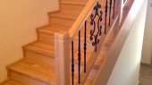Původně betonové schodiště dostalo nový vzhled ...