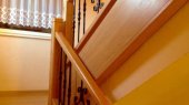 Původně betonové schodiště dostalo nový vzhled ...