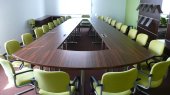 Konferenční stůl jeho čelní strana je mobilní pro snadnější přístup do středu stolu. Součástí stolu jsou hnízda pro zapojení notebooků.