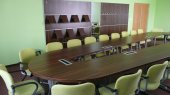 V konferenčním stole jsou rozvody silové elektřiny a počítačové sítě.